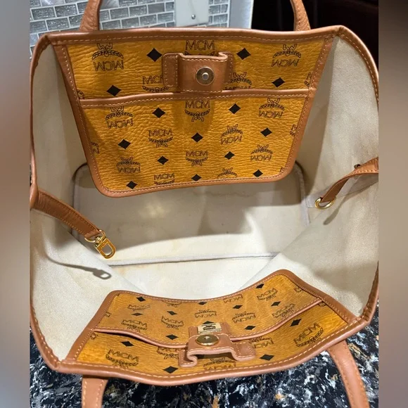 MCM Visetos Liz
Shopper Tote
Croc Embossed Limited edition - Picture 10 of 16